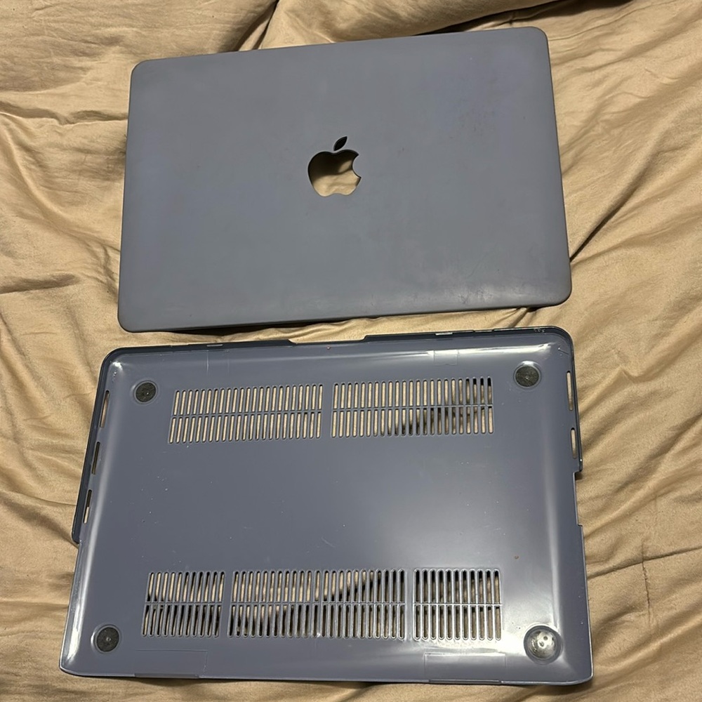 Mac Book Pro 13 inch sleeve - clips on and hard plastic